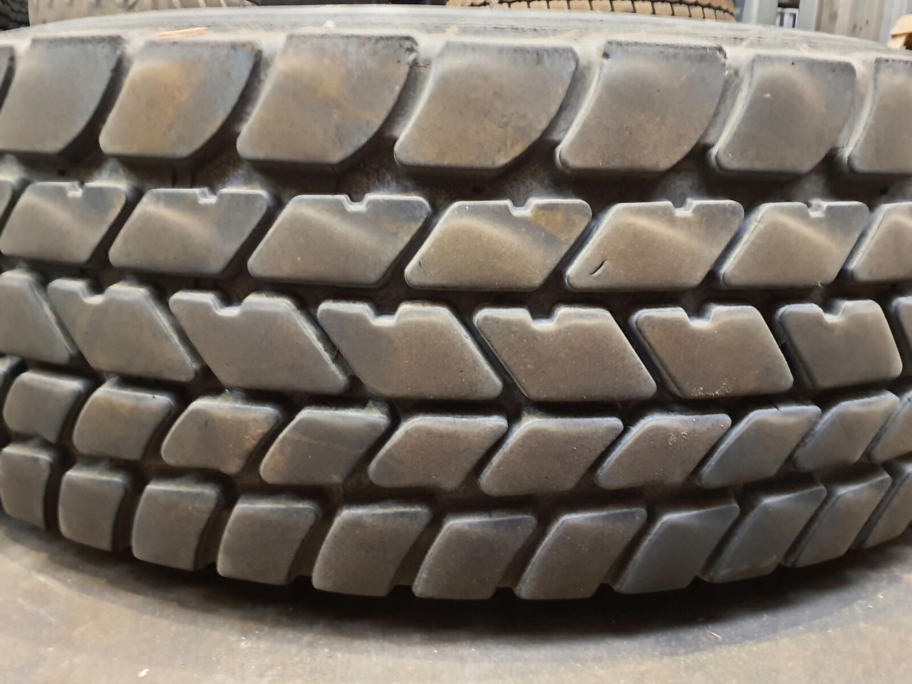 Grove Wheel 445/95R25 12 13.4 2p alu - Roue complète: photos 3 Grove Wheel 445/95R25 12 13.4 2p alu - Roue complète: photos 3