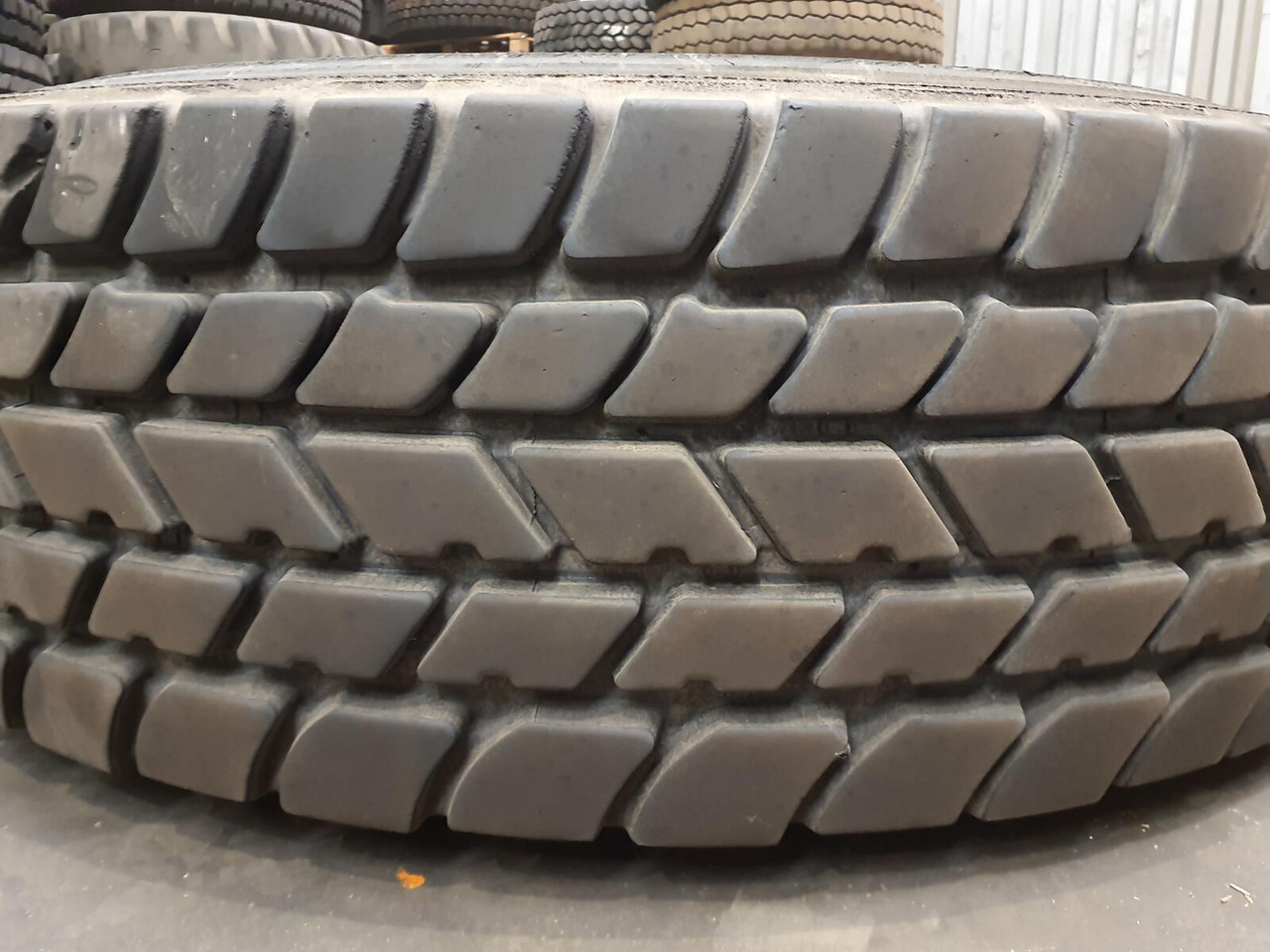 Grove Wheel 445/95R25 12 13.4 2p alu - Roue complète: photos 3 Grove Wheel 445/95R25 12 13.4 2p alu - Roue complète: photos 3