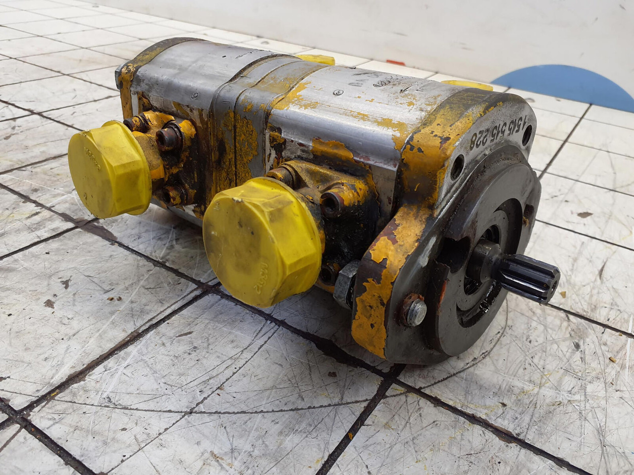 Krupp KMK 2025 dual gear pump - Pompe hydraulique pour Grue mobile: photos 4 Krupp KMK 2025 dual gear pump - Pompe hydraulique pour Grue mobile: photos 4
