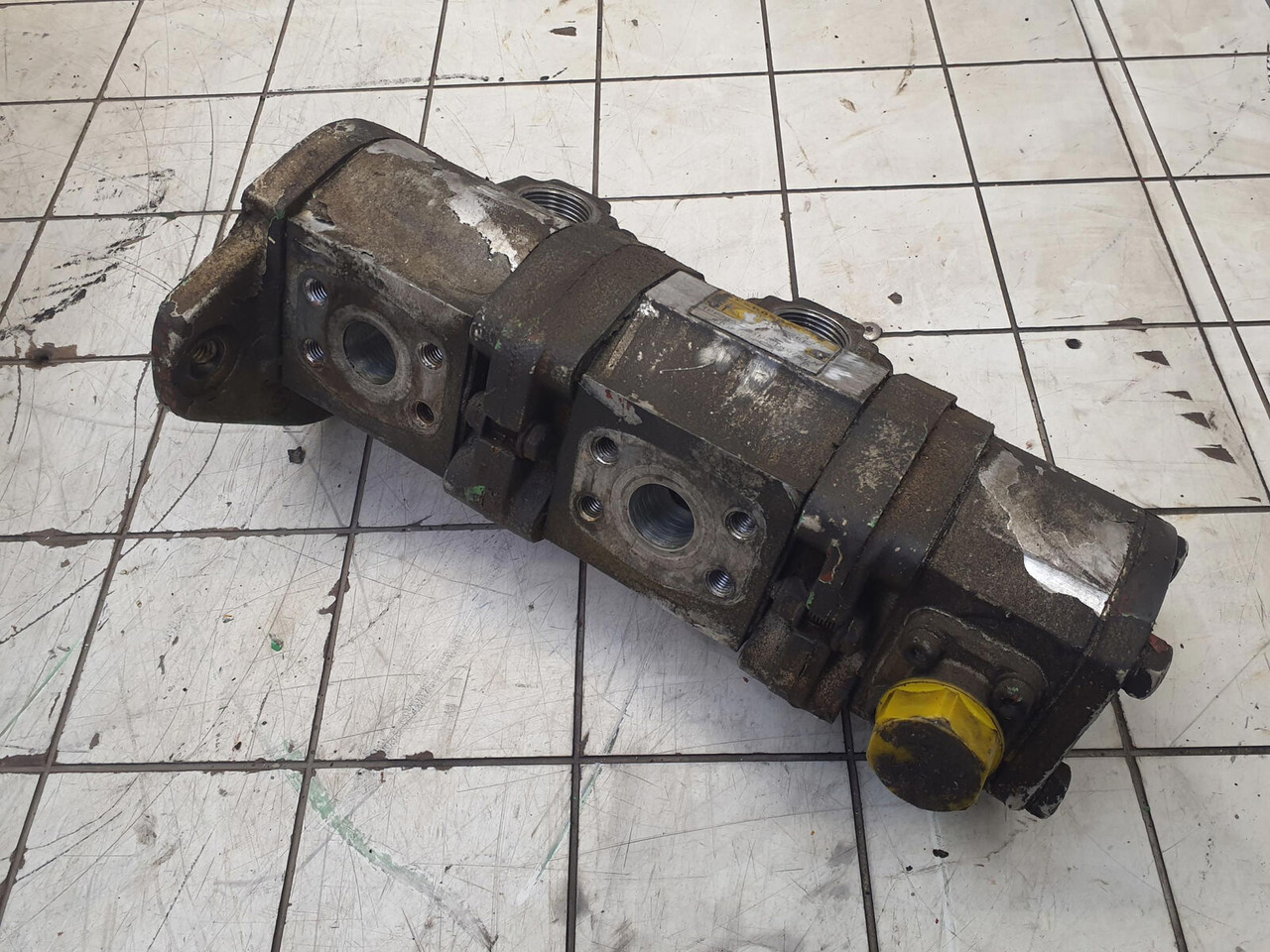 Krupp KMK 5100 3 way gear pump - Pompe hydraulique pour Grue mobile: photos 2 Krupp KMK 5100 3 way gear pump - Pompe hydraulique pour Grue mobile: photos 2