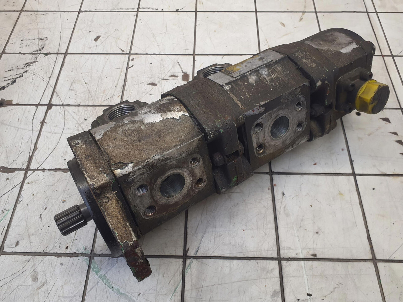 Krupp KMK 5100 3 way gear pump - Pompe hydraulique pour Grue mobile: photos 1 Krupp KMK 5100 3 way gear pump - Pompe hydraulique pour Grue mobile: photos 1