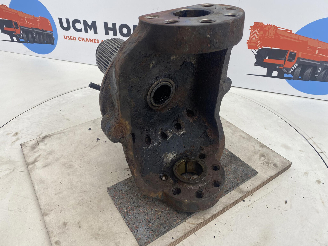 Liebherr LTM 1025 Steering knuckle 16 holes axle 1 - Fusée d'essieu pour Grue mobile: photos 4 Liebherr LTM 1025 Steering knuckle 16 holes axle 1 - Fusée d'essieu pour Grue mobile: photos 4