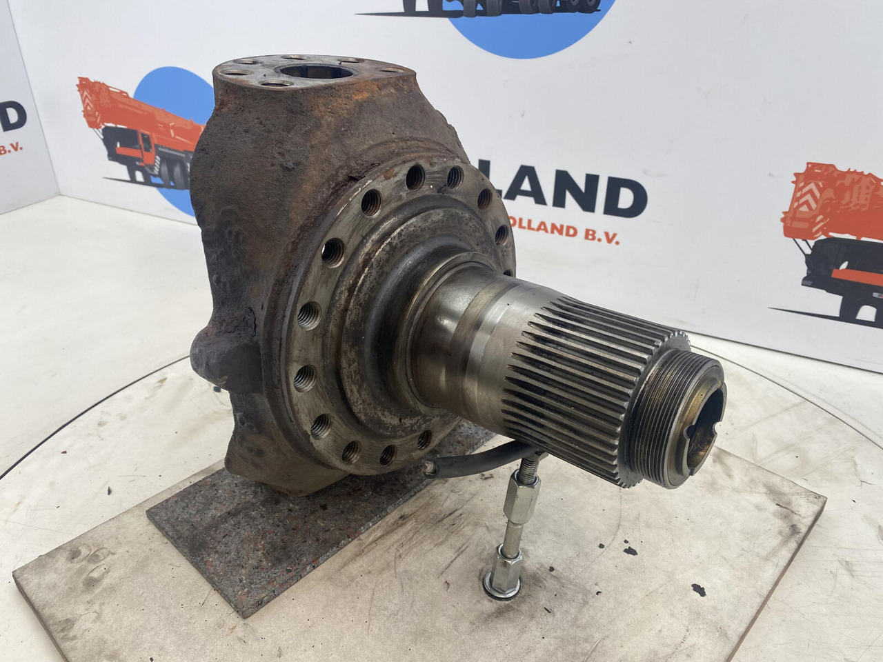 Liebherr LTM 1025 Steering knuckle 16 holes axle 1 - Fusée d'essieu pour Grue mobile: photos 3 Liebherr LTM 1025 Steering knuckle 16 holes axle 1 - Fusée d'essieu pour Grue mobile: photos 3