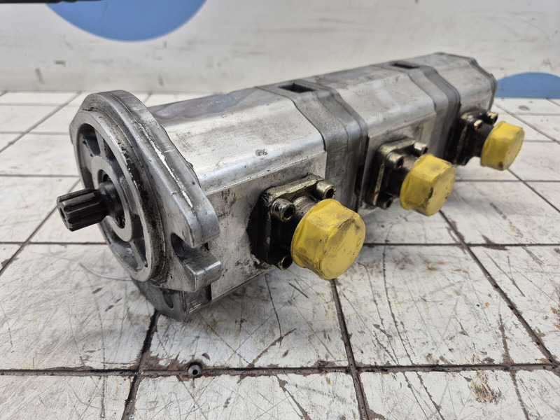 Liebherr LTM 1035-2 3 way gear pump - Pompe hydraulique pour Grue: photos 1 Liebherr LTM 1035-2 3 way gear pump - Pompe hydraulique pour Grue: photos 1