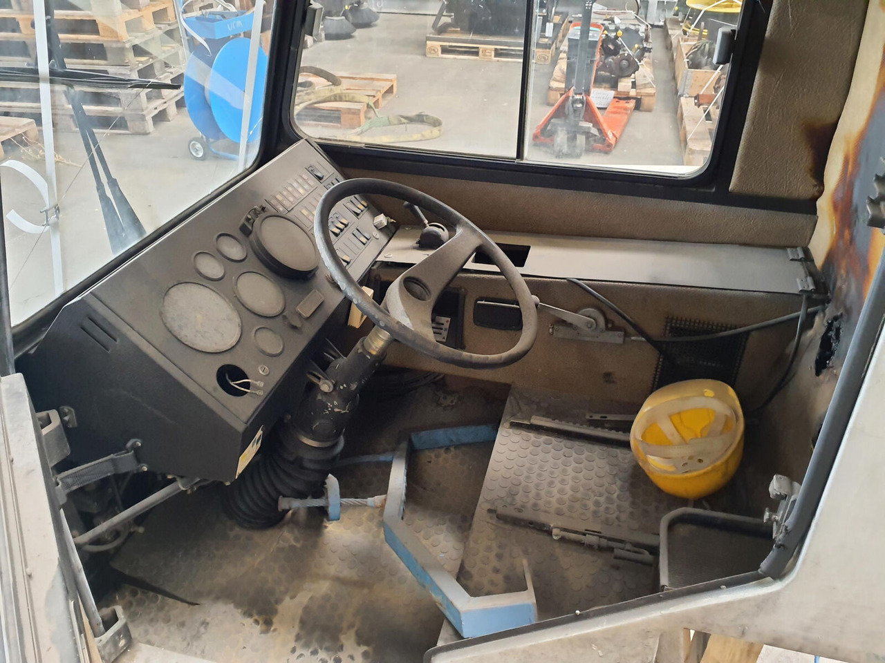 Liebherr LTM 1035/3 lower cabin - Cabine pour Grue mobile: photos 5 Liebherr LTM 1035/3 lower cabin - Cabine pour Grue mobile: photos 5