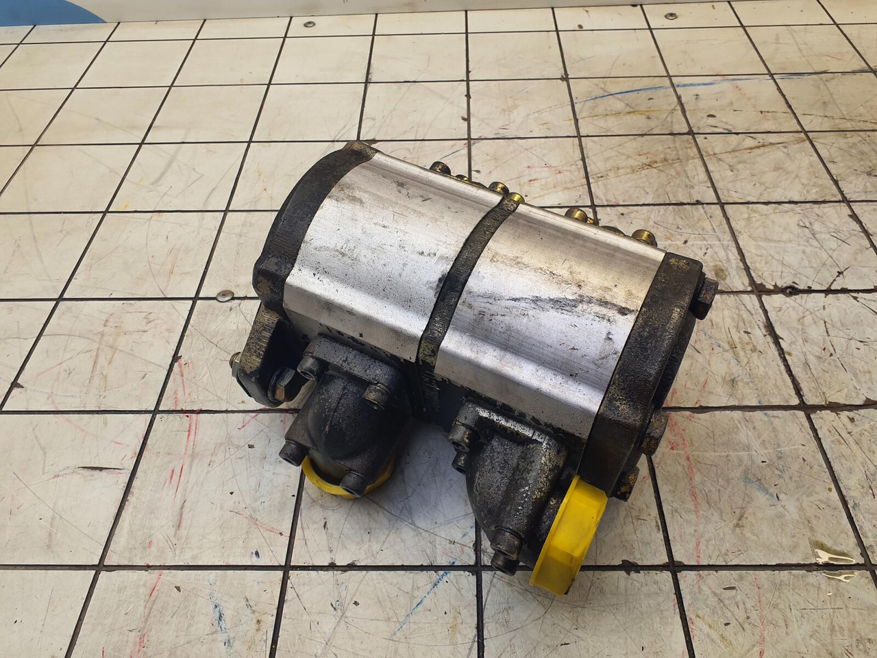 Liebherr LTM 1045-3.1 dual gear pump - Pompe hydraulique pour Grue mobile: photos 3 Liebherr LTM 1045-3.1 dual gear pump - Pompe hydraulique pour Grue mobile: photos 3