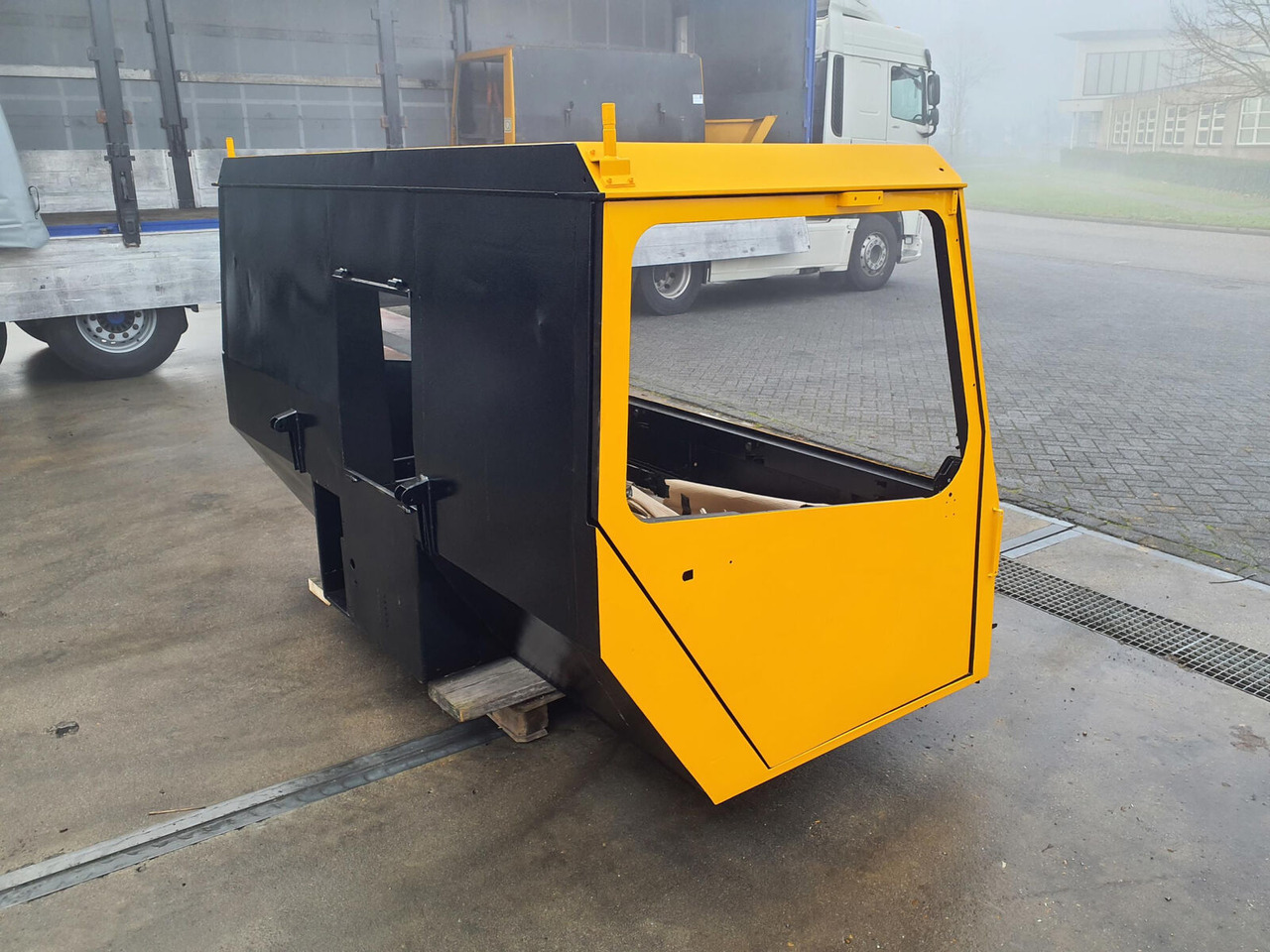 Liebherr LTM 1090 drivers cabin - Cabine pour Grue mobile: photos 3 Liebherr LTM 1090 drivers cabin - Cabine pour Grue mobile: photos 3