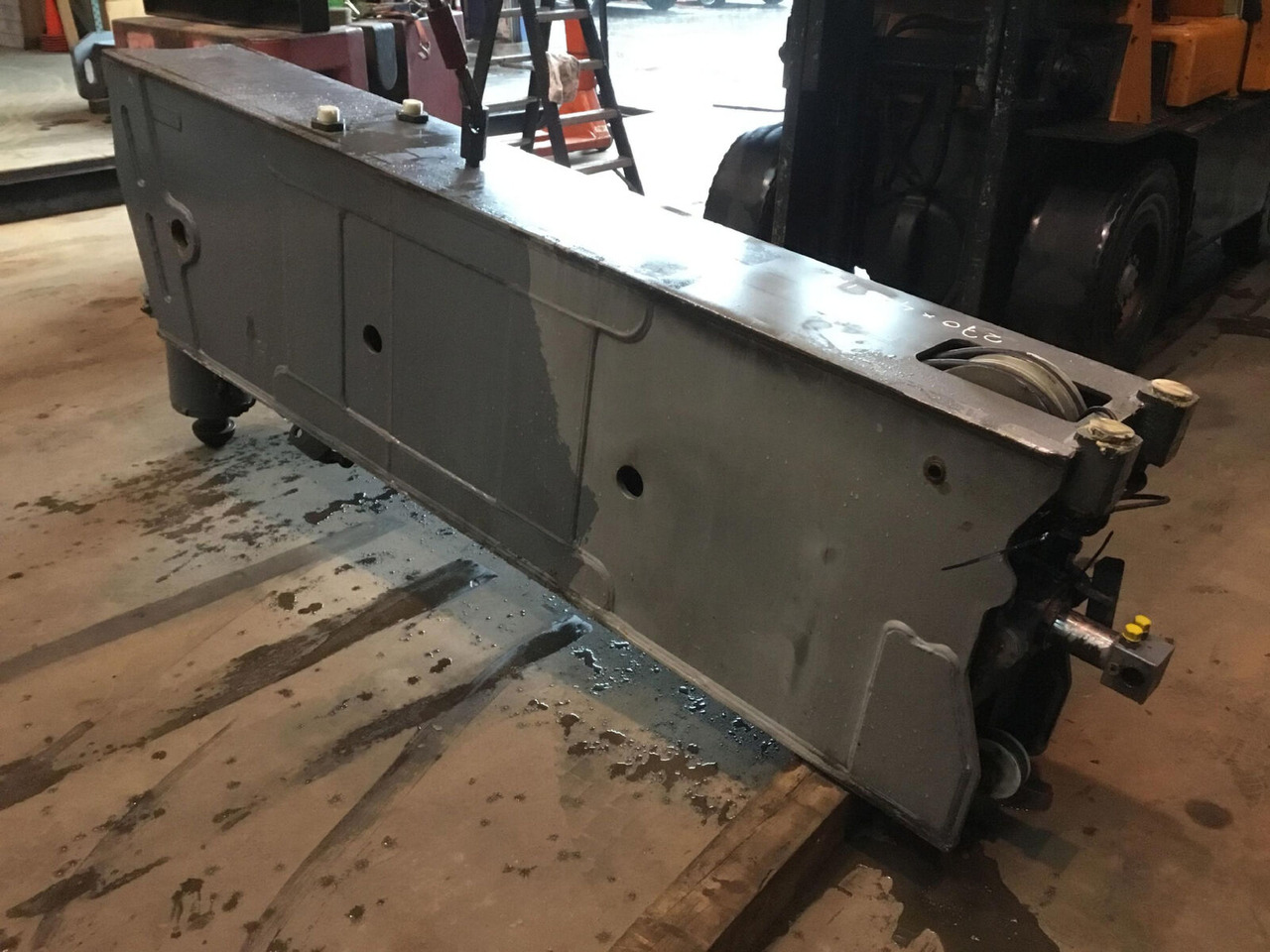 Liebherr LTM 1250-6.1 sliding beam front pre assembled - Suspension pour Grue mobile: photos 3 Liebherr LTM 1250-6.1 sliding beam front pre assembled - Suspension pour Grue mobile: photos 3