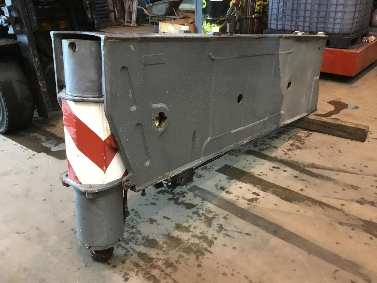 Liebherr LTM 1250-6.1 sliding beam front pre assembled - Suspension pour Grue mobile: photos 2 Liebherr LTM 1250-6.1 sliding beam front pre assembled - Suspension pour Grue mobile: photos 2