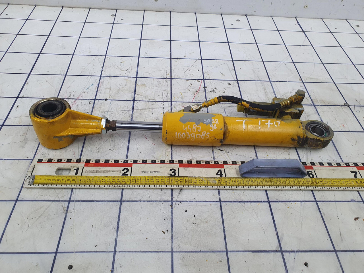 Liebherr LTM 1400-7.1 cabin tilt cylinder - Vérin hydraulique pour Grue mobile: photos 1 Liebherr LTM 1400-7.1 cabin tilt cylinder - Vérin hydraulique pour Grue mobile: photos 1