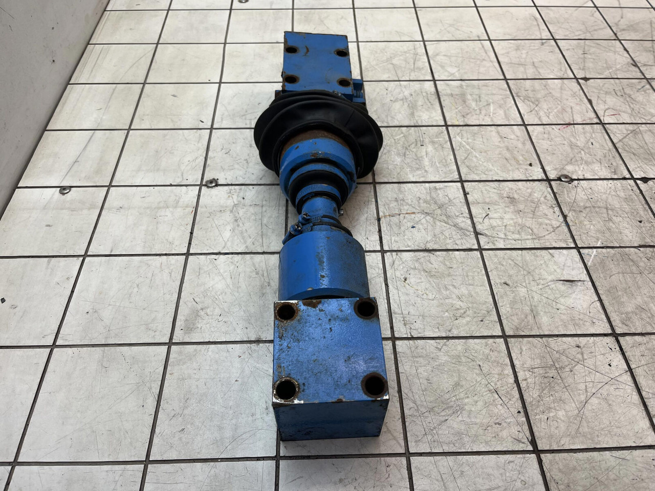 Liebherr LTM 1400-7.1 cylinder connection - Vérin hydraulique pour Grue mobile: photos 2 Liebherr LTM 1400-7.1 cylinder connection - Vérin hydraulique pour Grue mobile: photos 2