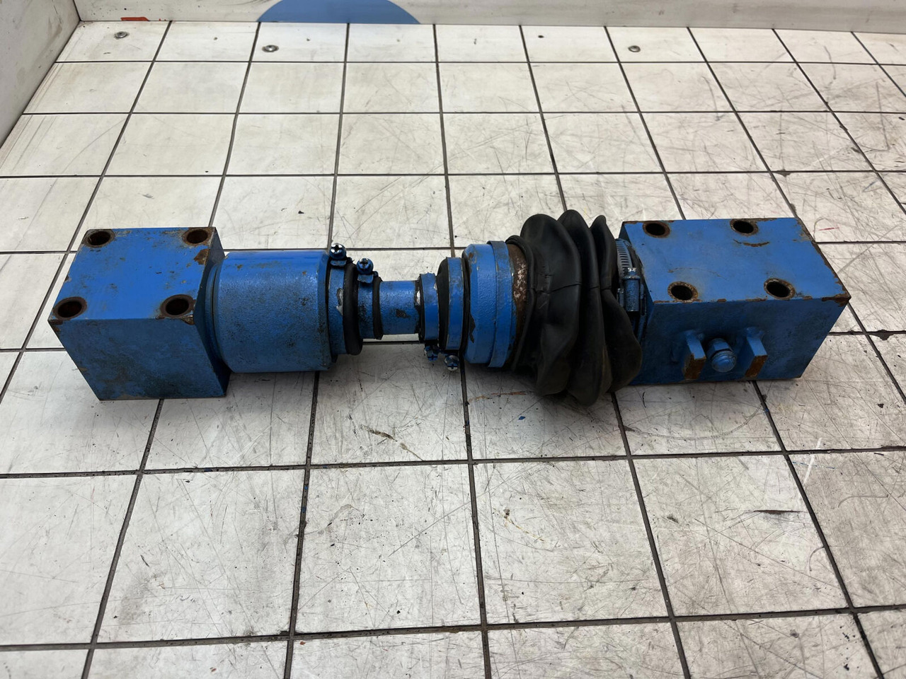 Liebherr LTM 1400-7.1 cylinder connection - Vérin hydraulique pour Grue mobile: photos 3 Liebherr LTM 1400-7.1 cylinder connection - Vérin hydraulique pour Grue mobile: photos 3