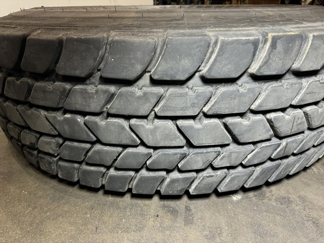Michelin Wheel 445/95R25 10 12.3 1p - Roue complète: photos 3 Michelin Wheel 445/95R25 10 12.3 1p - Roue complète: photos 3