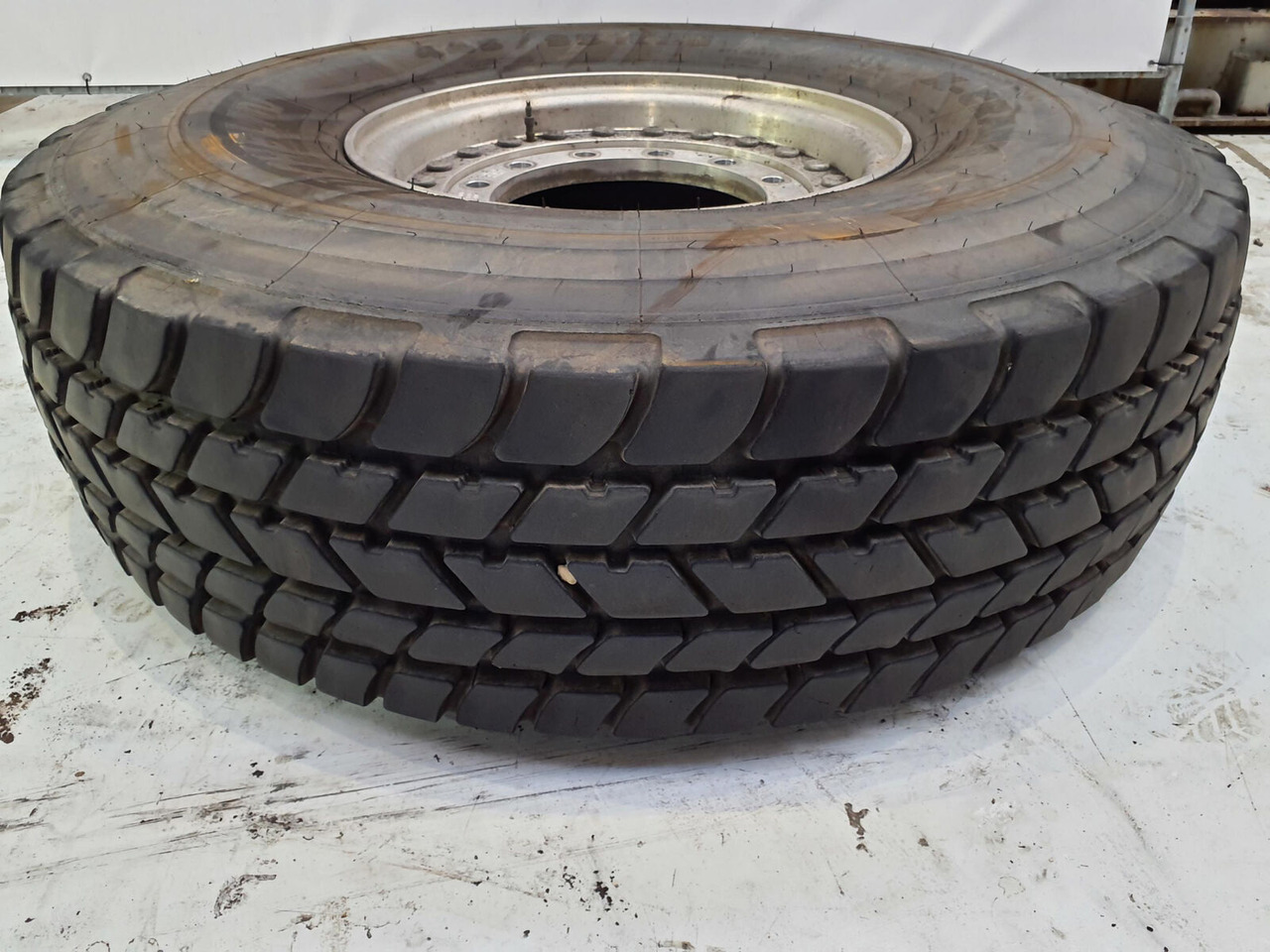 Michelin Wheel 445/95R25 12 9 2p alu - Roue complète pour Grue: photos 1 Michelin Wheel 445/95R25 12 9 2p alu - Roue complète pour Grue: photos 1