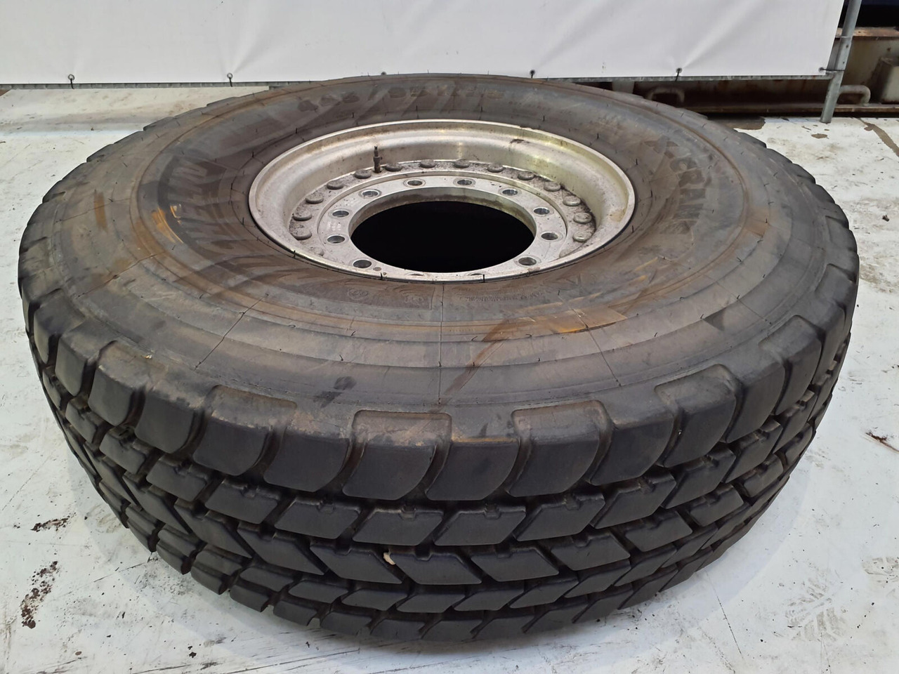 Michelin Wheel 445/95R25 12 9 2p alu - Roue complète pour Grue: photos 2 Michelin Wheel 445/95R25 12 9 2p alu - Roue complète pour Grue: photos 2