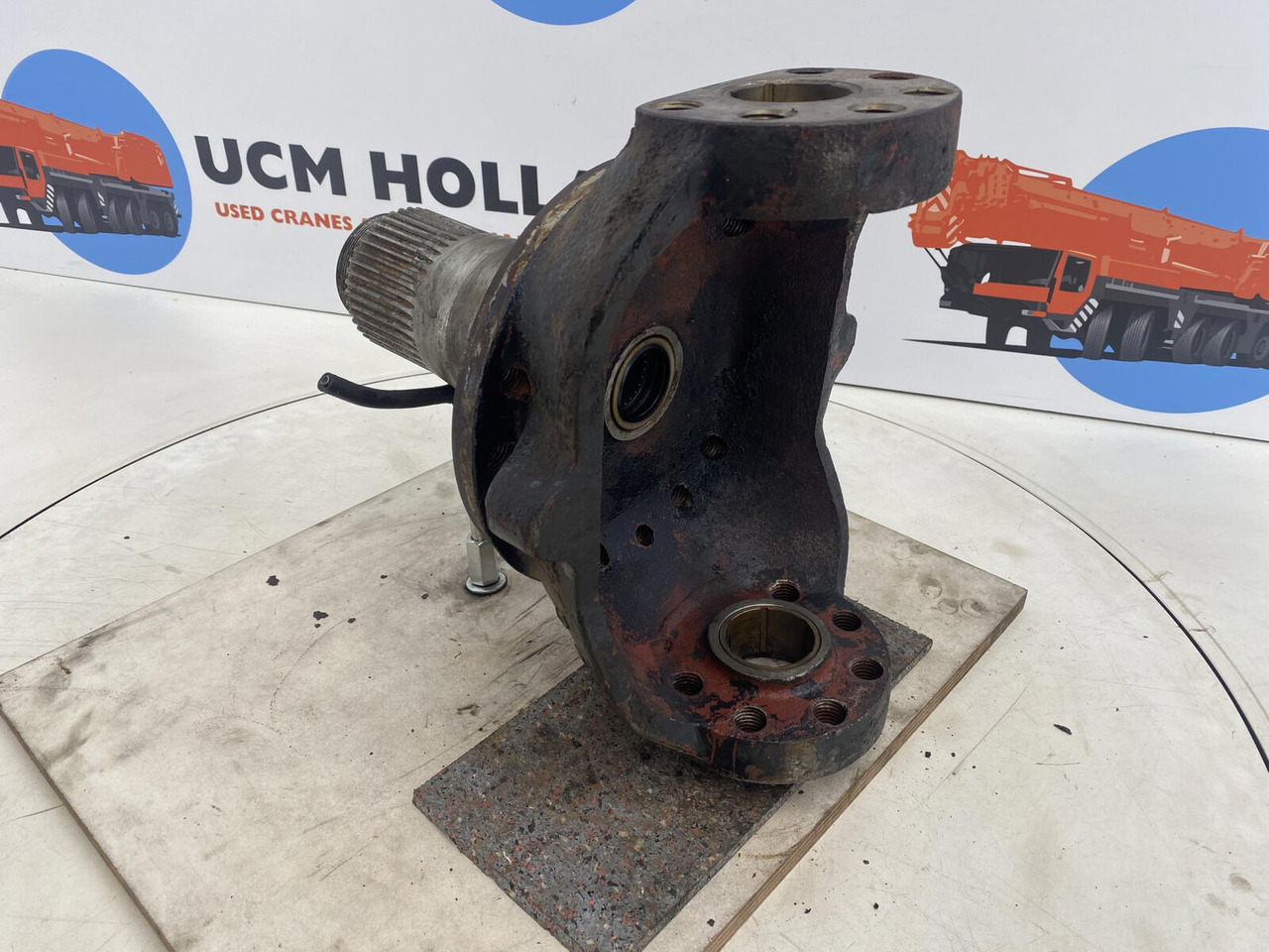 PPM 280 ATT Steering knuckle 16 holes axle 1 - Fusée d'essieu pour Grue: photos 4 PPM 280 ATT Steering knuckle 16 holes axle 1 - Fusée d'essieu pour Grue: photos 4