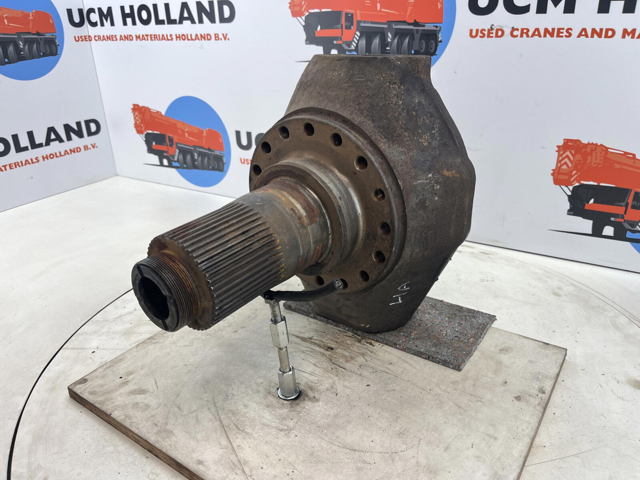 PPM ATT 400 Steering knuckle 16 holes axle 1 - Fusée d'essieu pour Grue: photos 1 PPM ATT 400 Steering knuckle 16 holes axle 1 - Fusée d'essieu pour Grue: photos 1