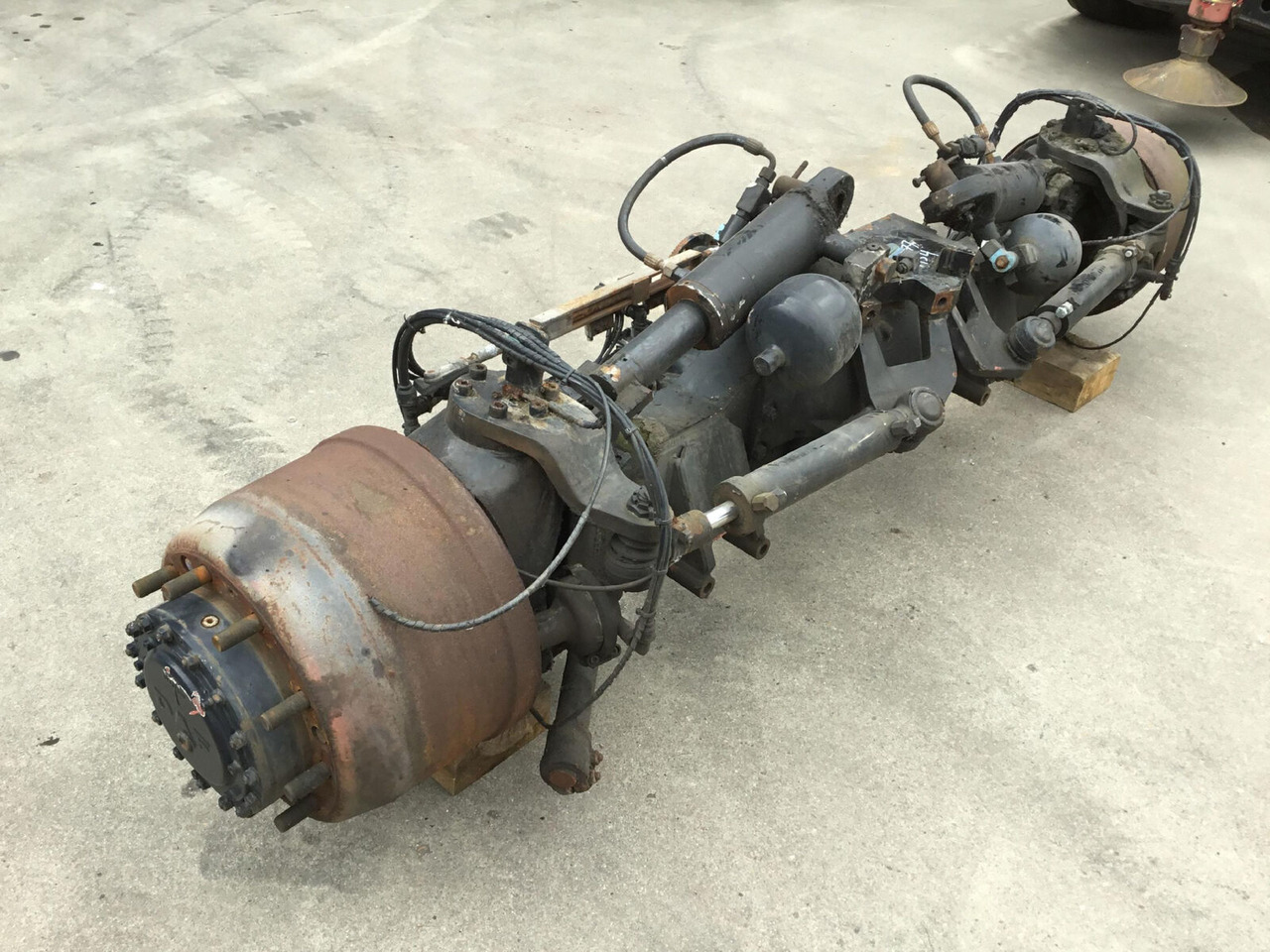 Spierings SK 477 axle 4 - Essieu et pièces pour Grue mobile: photos 2 Spierings SK 477 axle 4 - Essieu et pièces pour Grue mobile: photos 2