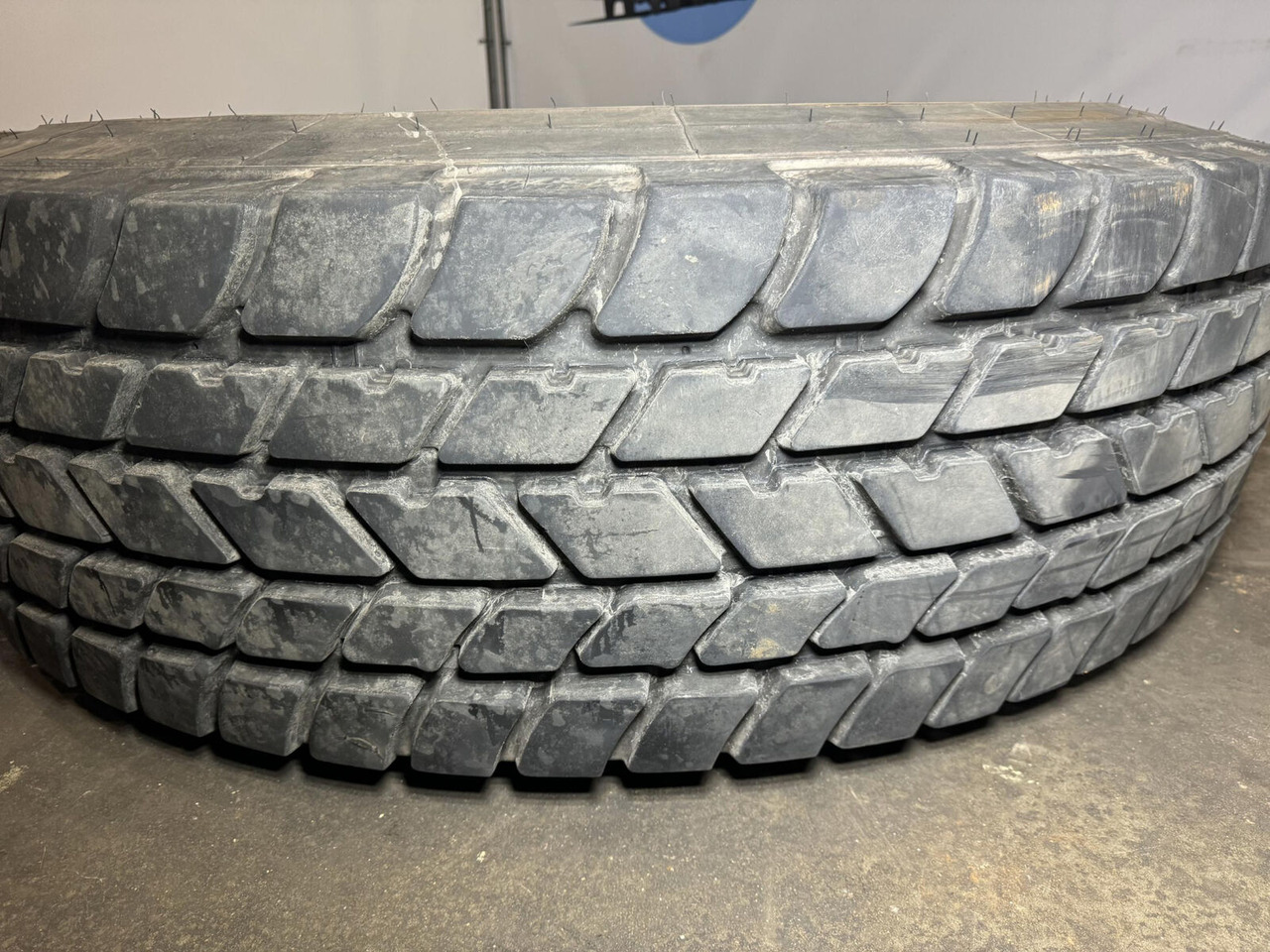 Wheel 445/95R25 10 12.3 1p - Roue complète: photos 2 Wheel 445/95R25 10 12.3 1p - Roue complète: photos 2