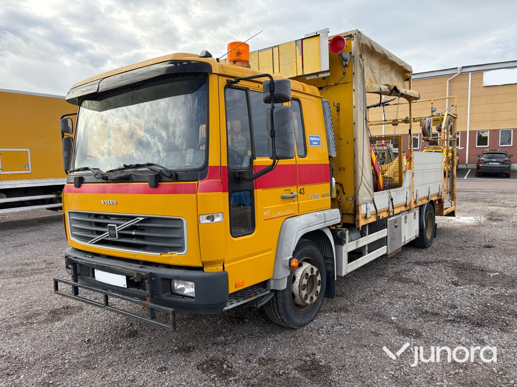 Lastbil - Volvo FL611 4X2 - Camion plateau: photos 1 Lastbil - Volvo FL611 4X2 - Camion plateau: photos 1