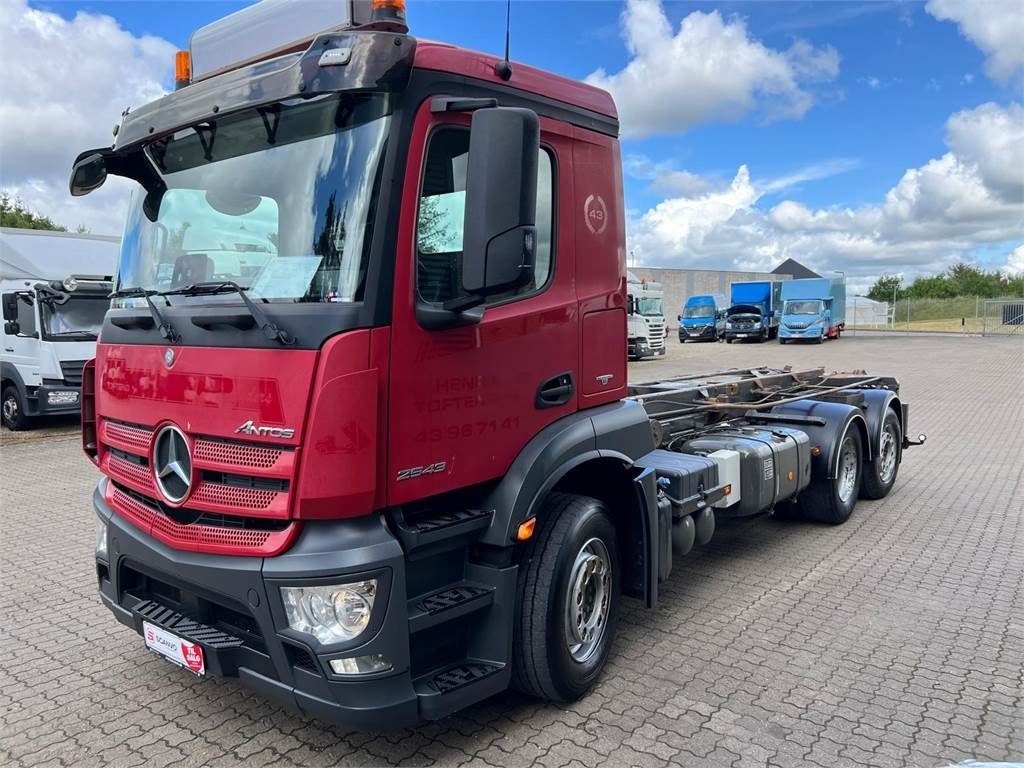 Mercedes-Benz Antos 2543 - Camion multibenne: photos 1 Mercedes-Benz Antos 2543 - Camion multibenne: photos 1