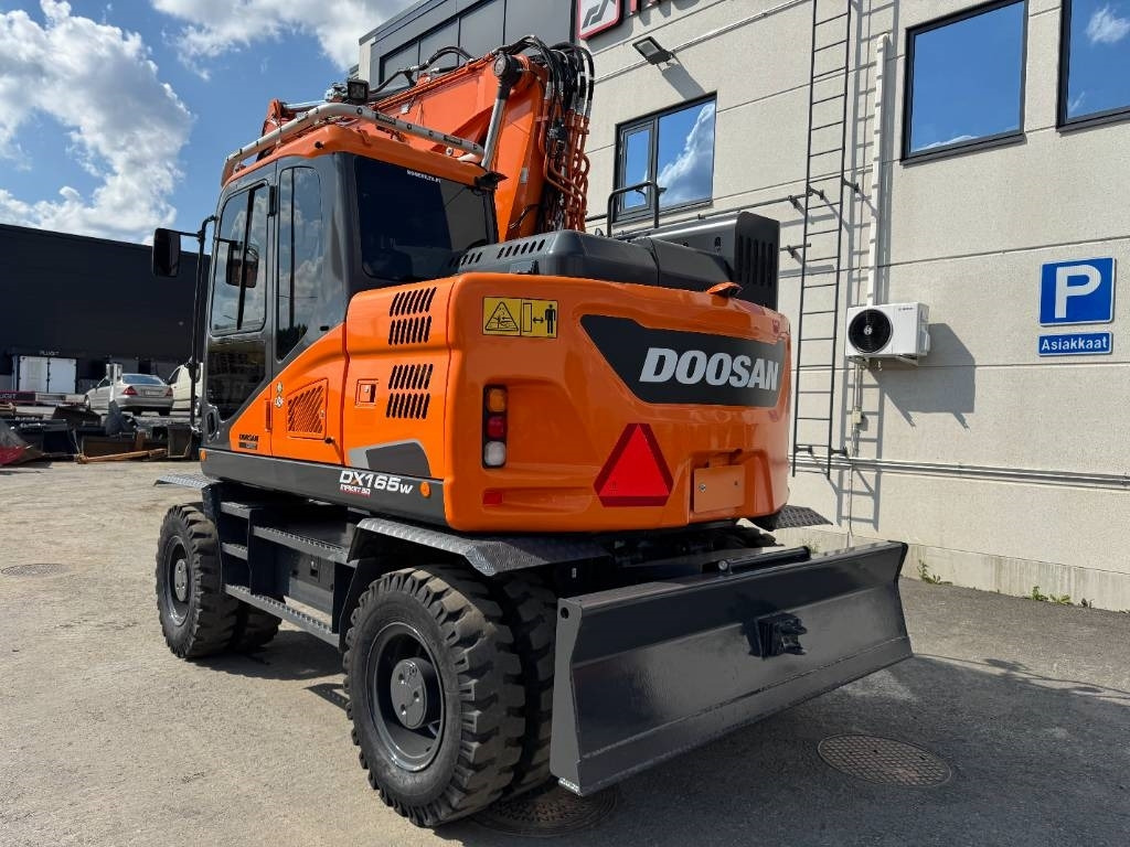 Doosan DX165W-5 PYÖRITTÄJÄLLÄ - Pelle sur pneus: photos 3 Doosan DX165W-5 PYÖRITTÄJÄLLÄ - Pelle sur pneus: photos 3