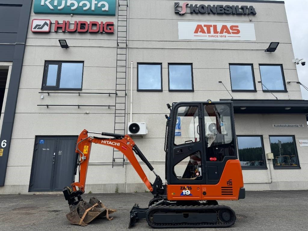 Hitachi ZX 19-6 CR - Mini pelle: photos 1 Hitachi ZX 19-6 CR - Mini pelle: photos 1