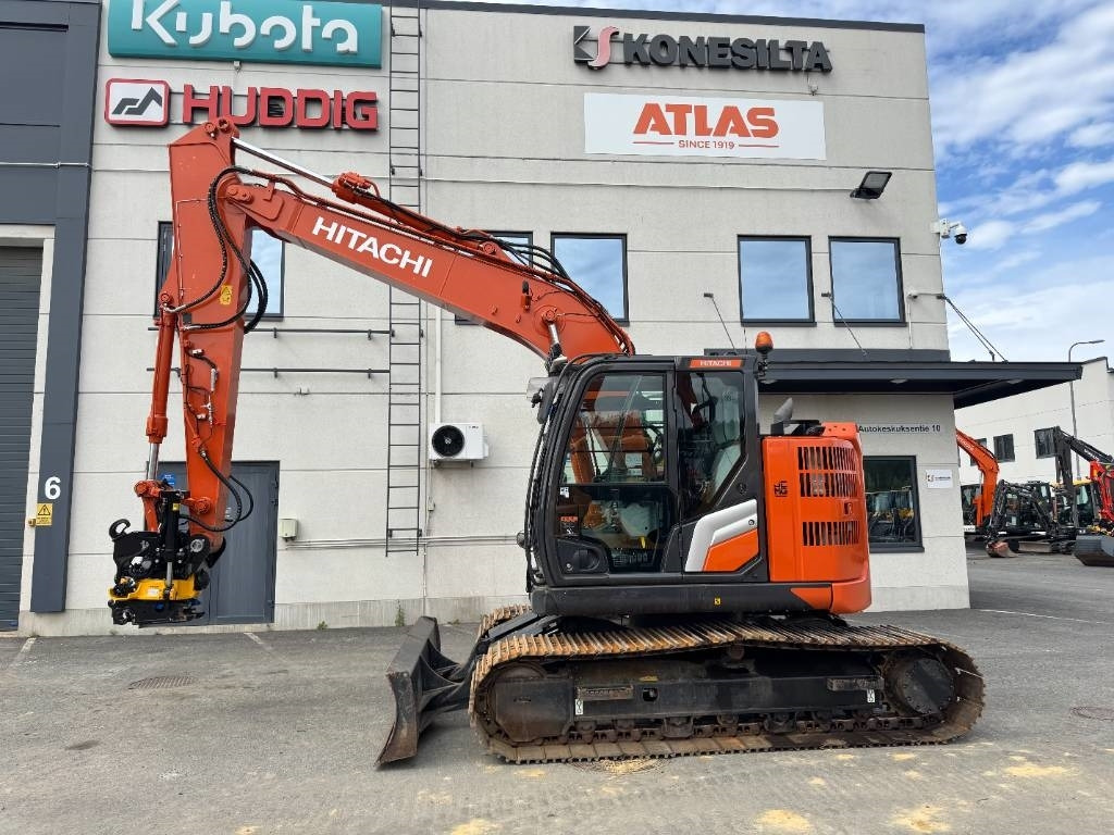 Hitachi ZX135USBL-7 PYÖRITTÄJÄLLÄ  - Pelle sur chenille: photos 1 Hitachi ZX135USBL-7 PYÖRITTÄJÄLLÄ  - Pelle sur chenille: photos 1