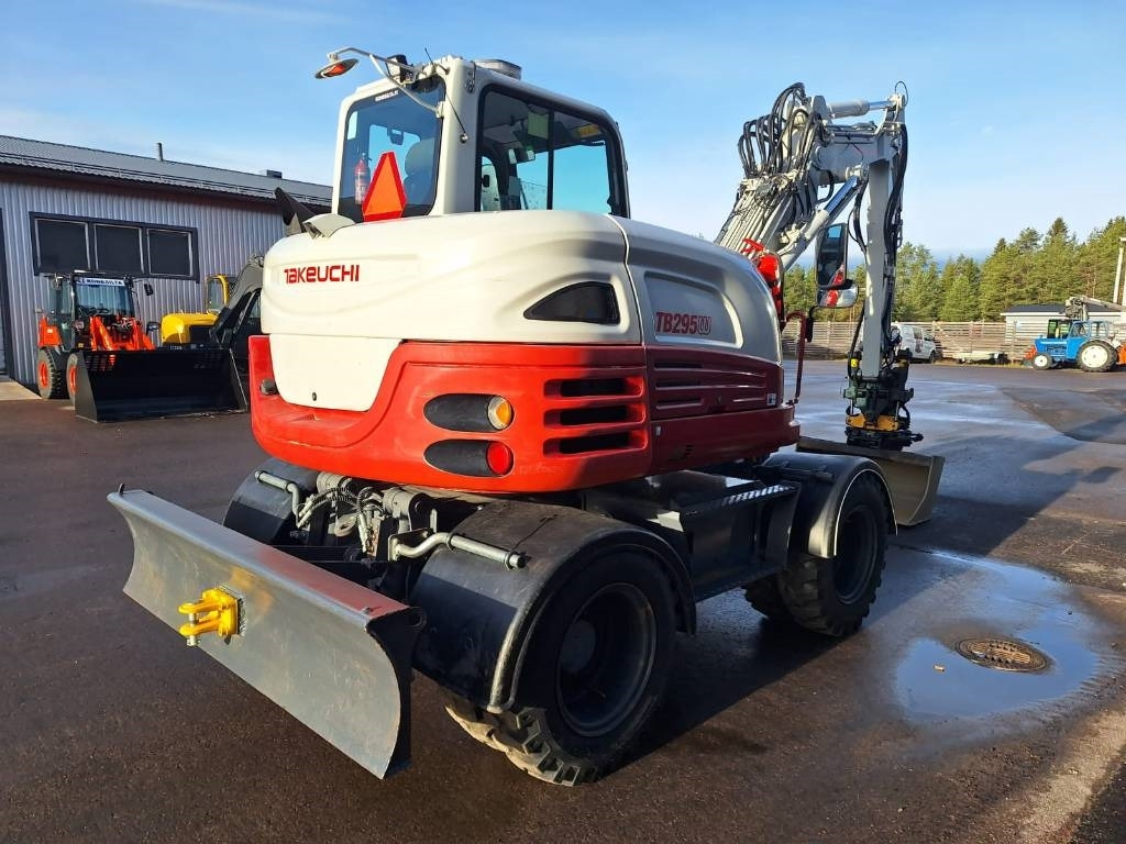 Takeuchi TB295W PYÖRITTÄJÄLLÄ  - Pelle sur pneus: photos 4 Takeuchi TB295W PYÖRITTÄJÄLLÄ  - Pelle sur pneus: photos 4