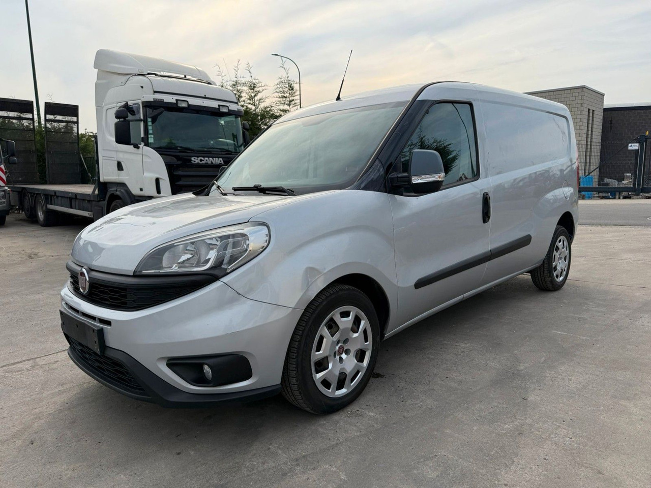 Fiat Doblo Maxi. 1.6 Klima. Navi. Tempomat - Fourgonnette: photos 1 Fiat Doblo Maxi. 1.6 Klima. Navi. Tempomat - Fourgonnette: photos 1