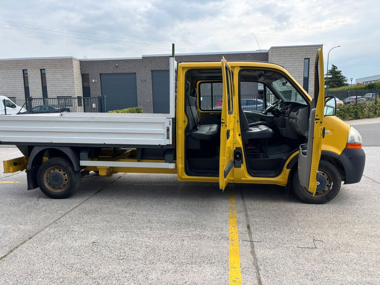 Renault Master Pritsche. 7pl. 2.5 Motor. - Utilitaire plateau, Utilitaire double cabine: photos 5 Renault Master Pritsche. 7pl. 2.5 Motor. - Utilitaire plateau, Utilitaire double cabine: photos 5