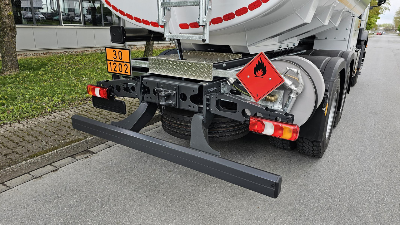 Camion citerne pour transport de carburant neuf MERCEDES-BENZ Actros 3340 ADR Euro 3: photos 10
