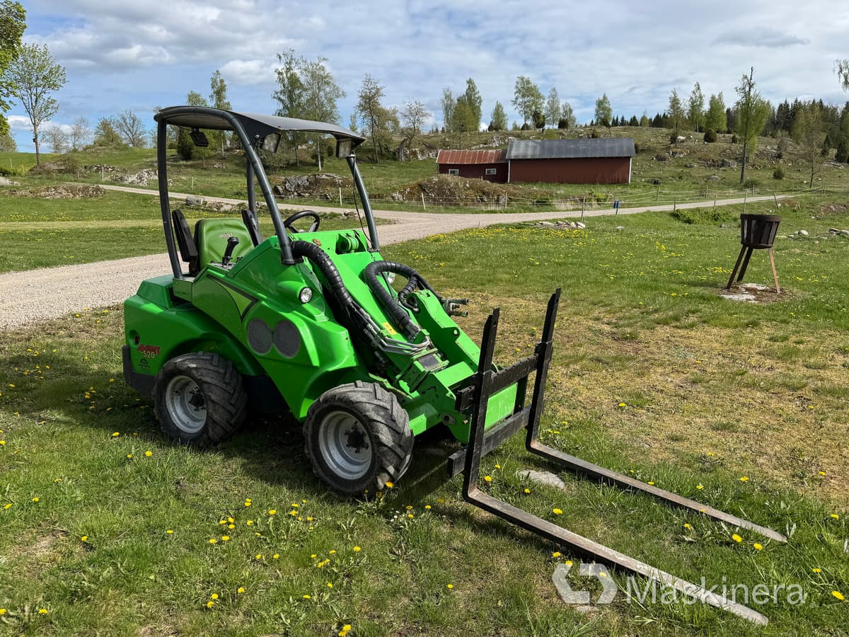 Kompaktlastare Avant 520 med pallgafflar - Valet de ferme: photos 1 Kompaktlastare Avant 520 med pallgafflar - Valet de ferme: photos 1