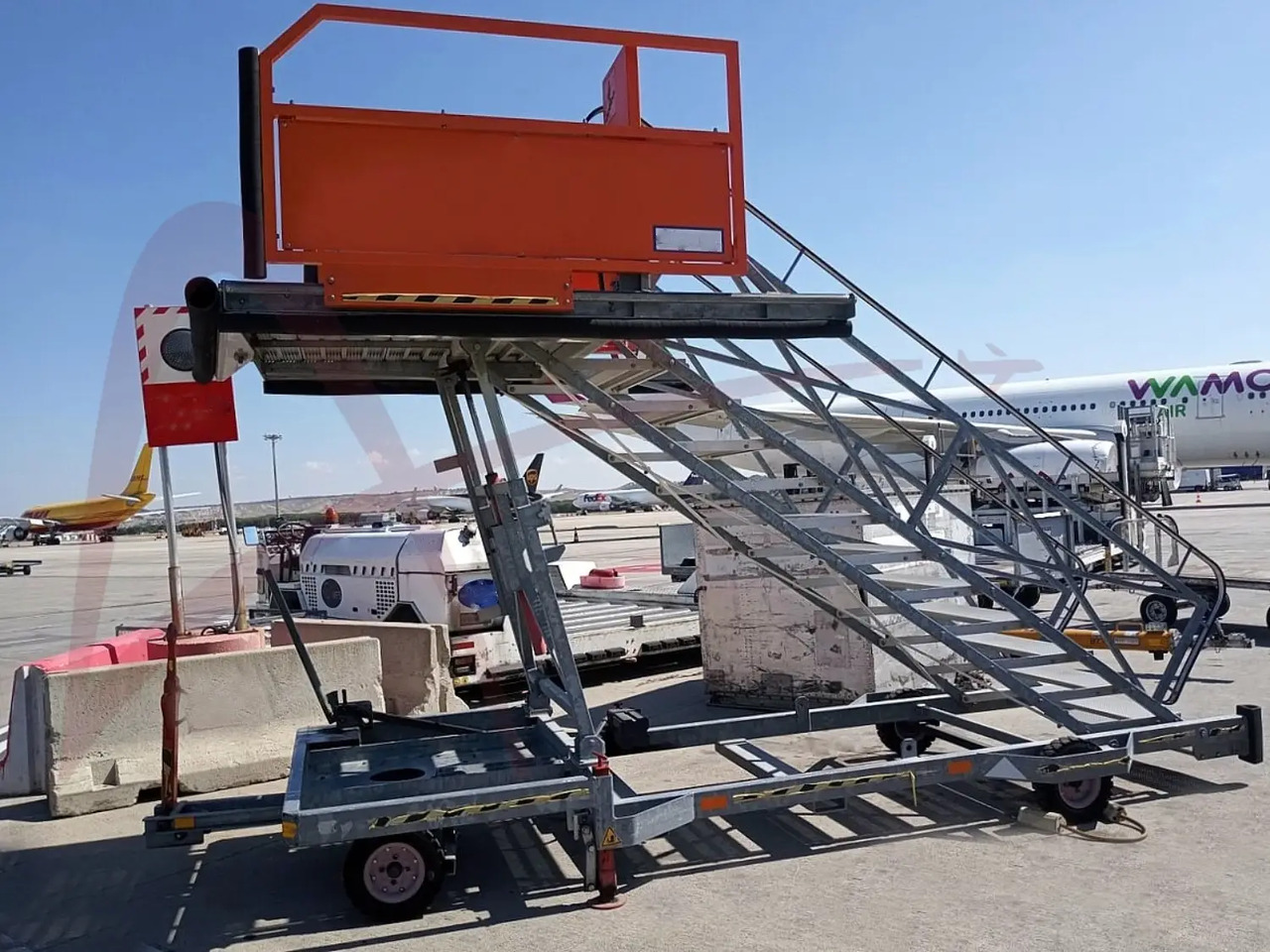 MASTER EQUIPMENT STR716 - Escalier d'embarquement: photos 1 MASTER EQUIPMENT STR716 - Escalier d'embarquement: photos 1