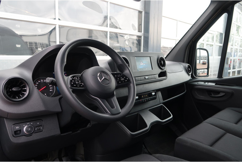 Photo d'intérieur 3: Fourgon utilitaire Mercedes-Benz Sprinter 317 CDI L2H2 AUT/ 3.5T/ CAMERA/ MBUX/ CRUISE/ AIRCO