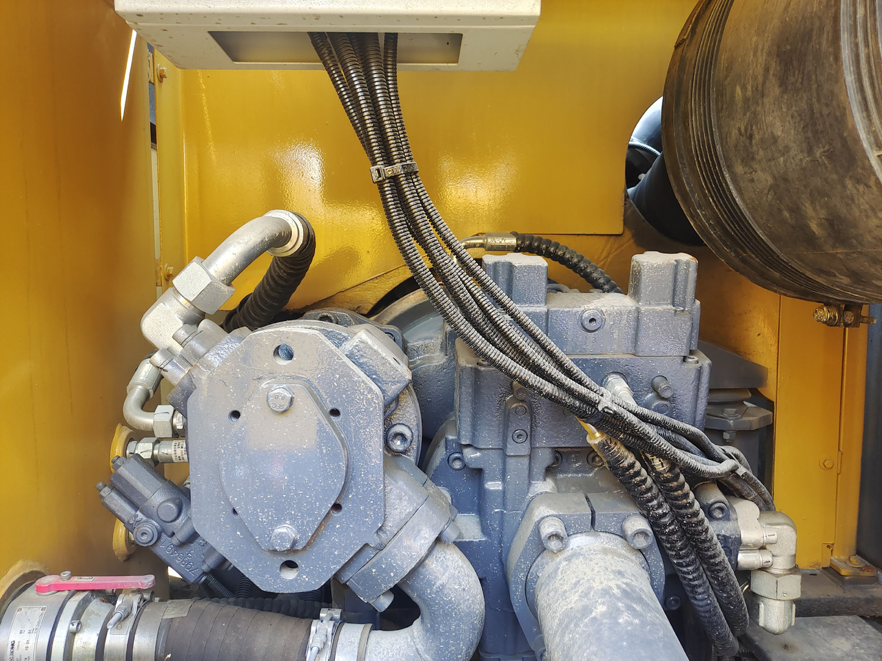XCMG Construction Machinery XR320D Used Drill Machine 90m Depth Rotary Drilling Rig with Hammer - Foreuse: photos 5 XCMG Construction Machinery XR320D Used Drill Machine 90m Depth Rotary Drilling Rig with Hammer - Foreuse: photos 5