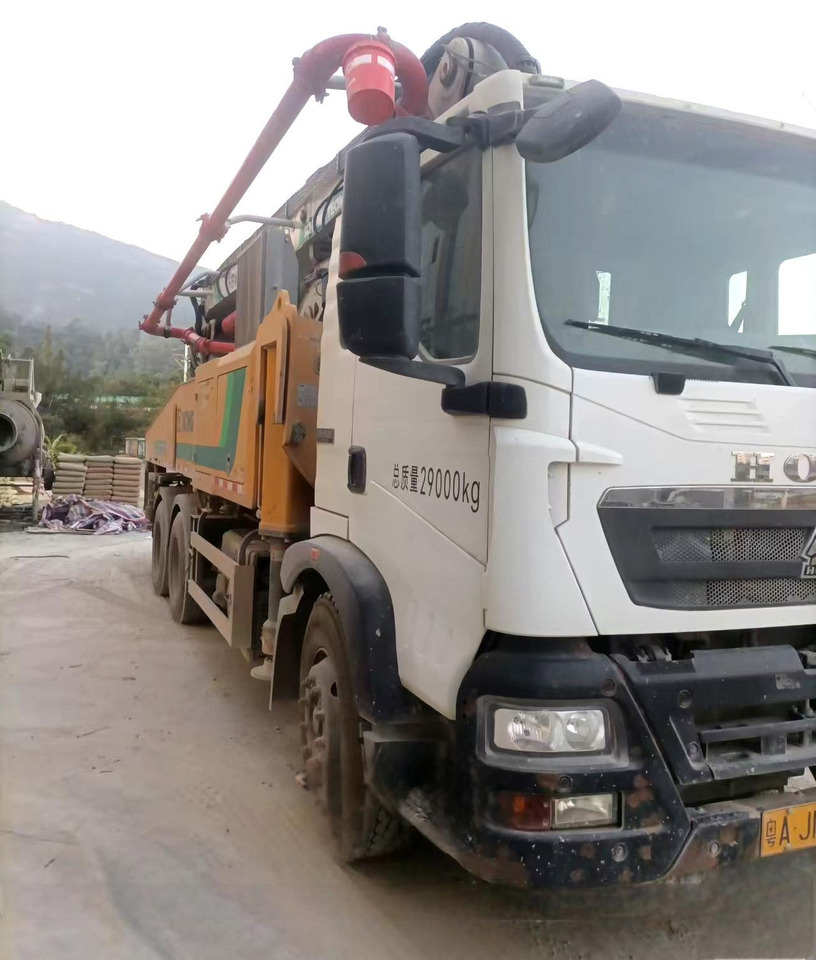 XCMG Manufacturer Concrete Pump Machine HB43V Used 43m HOWO Small Concrete Pumps Truck For Sale - Camion pompe: photos 3 XCMG Manufacturer Concrete Pump Machine HB43V Used 43m HOWO Small Concrete Pumps Truck For Sale - Camion pompe: photos 3