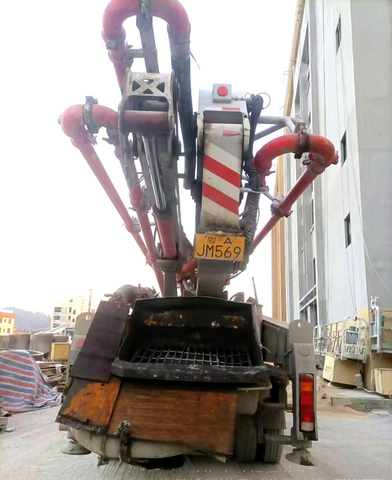 XCMG Manufacturer Concrete Pump Machine HB43V Used 43m HOWO Small Concrete Pumps Truck For Sale - Camion pompe: photos 4 XCMG Manufacturer Concrete Pump Machine HB43V Used 43m HOWO Small Concrete Pumps Truck For Sale - Camion pompe: photos 4