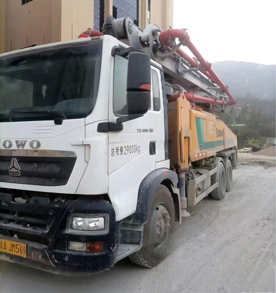 XCMG Manufacturer Concrete Pump Machine HB43V Used 43m HOWO Small Concrete Pumps Truck For Sale - Camion pompe: photos 2 XCMG Manufacturer Concrete Pump Machine HB43V Used 43m HOWO Small Concrete Pumps Truck For Sale - Camion pompe: photos 2