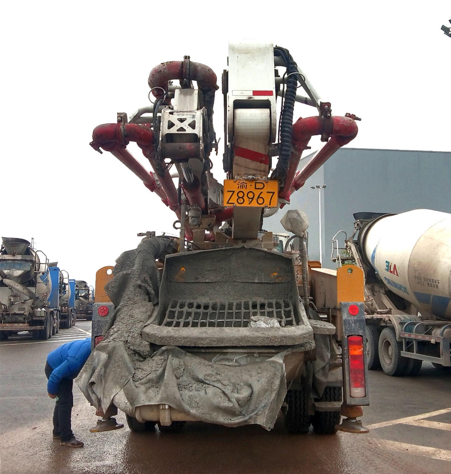 XCMG Official Concrete Machinery HB37V 37m Used Concrete Pump Truck With High Quality - Camion pompe: photos 4 XCMG Official Concrete Machinery HB37V 37m Used Concrete Pump Truck With High Quality - Camion pompe: photos 4