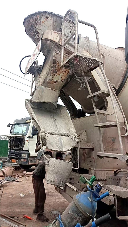 XCMG Official Second Hand Diesel Cement Mixer G4804B 12m³ Truck-mounted Concrete Mixer Truck Price - Camion malaxeur: photos 5 XCMG Official Second Hand Diesel Cement Mixer G4804B 12m³ Truck-mounted Concrete Mixer Truck Price - Camion malaxeur: photos 5
