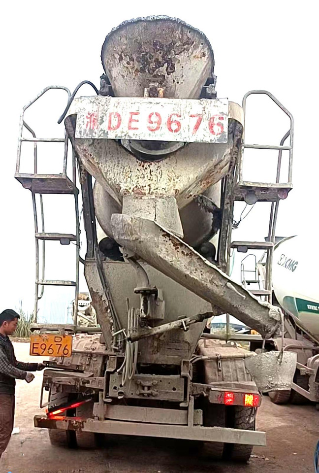 XCMG Official Second Hand Diesel Cement Mixer G4804B 12m³ Truck-mounted Concrete Mixer Truck Price - Camion malaxeur: photos 3 XCMG Official Second Hand Diesel Cement Mixer G4804B 12m³ Truck-mounted Concrete Mixer Truck Price - Camion malaxeur: photos 3