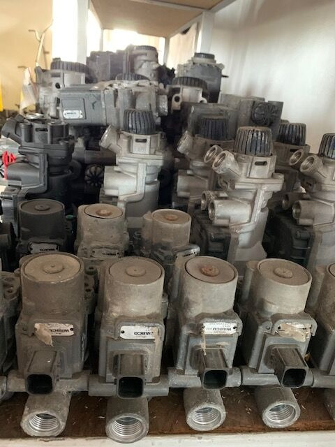 1867005 DAF XF 106 truck - Valve de frein pour Camion: photos 5 1867005 DAF XF 106 truck - Valve de frein pour Camion: photos 5