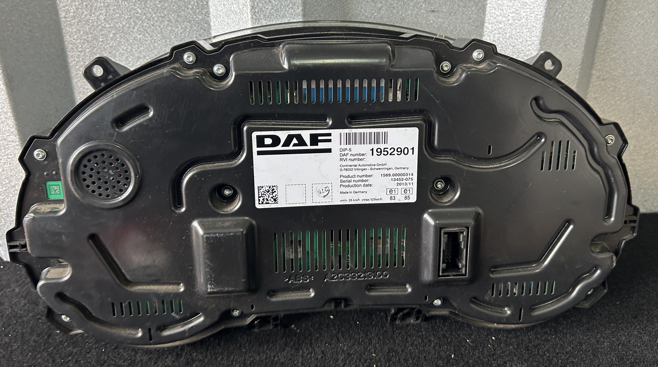 DAF DAF XF 106 CLOCK COUNTER 1952901 - Panel de instrumentos: photos 2 DAF DAF XF 106 CLOCK COUNTER 1952901 - Panel de instrumentos: photos 2