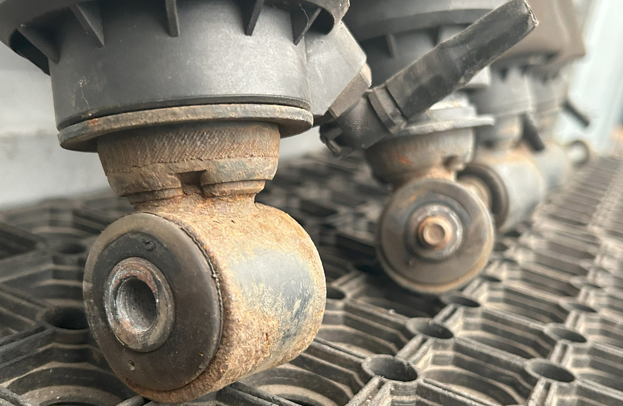 DAF XF 106 CAB SUSPENSION BOOT SET - Suspension de cabine: photos 4 DAF XF 106 CAB SUSPENSION BOOT SET - Suspension de cabine: photos 4