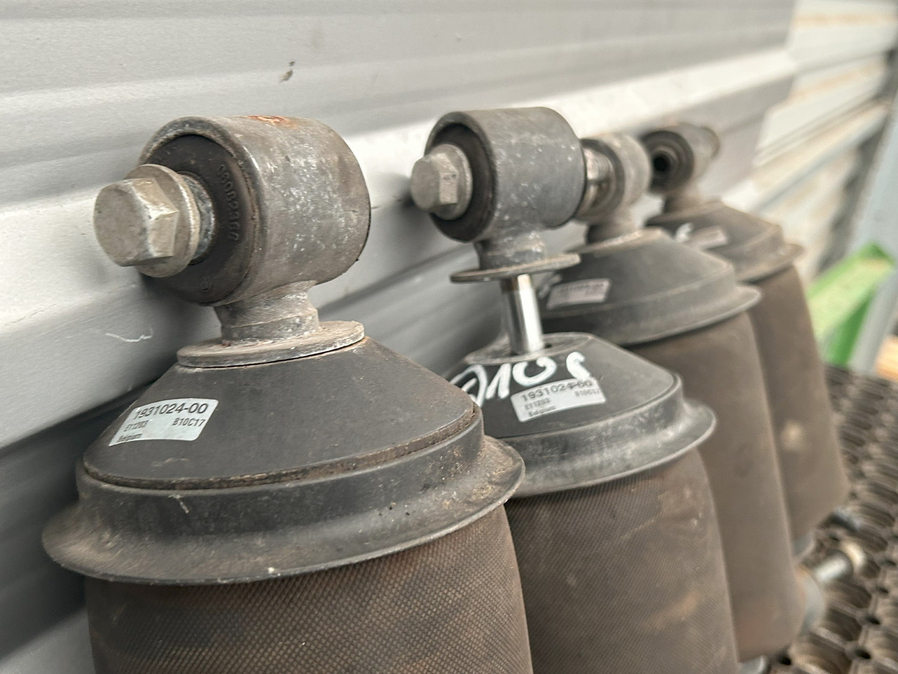 DAF XF 106 CAB SUSPENSION BOOT SET - Suspension de cabine: photos 3 DAF XF 106 CAB SUSPENSION BOOT SET - Suspension de cabine: photos 3