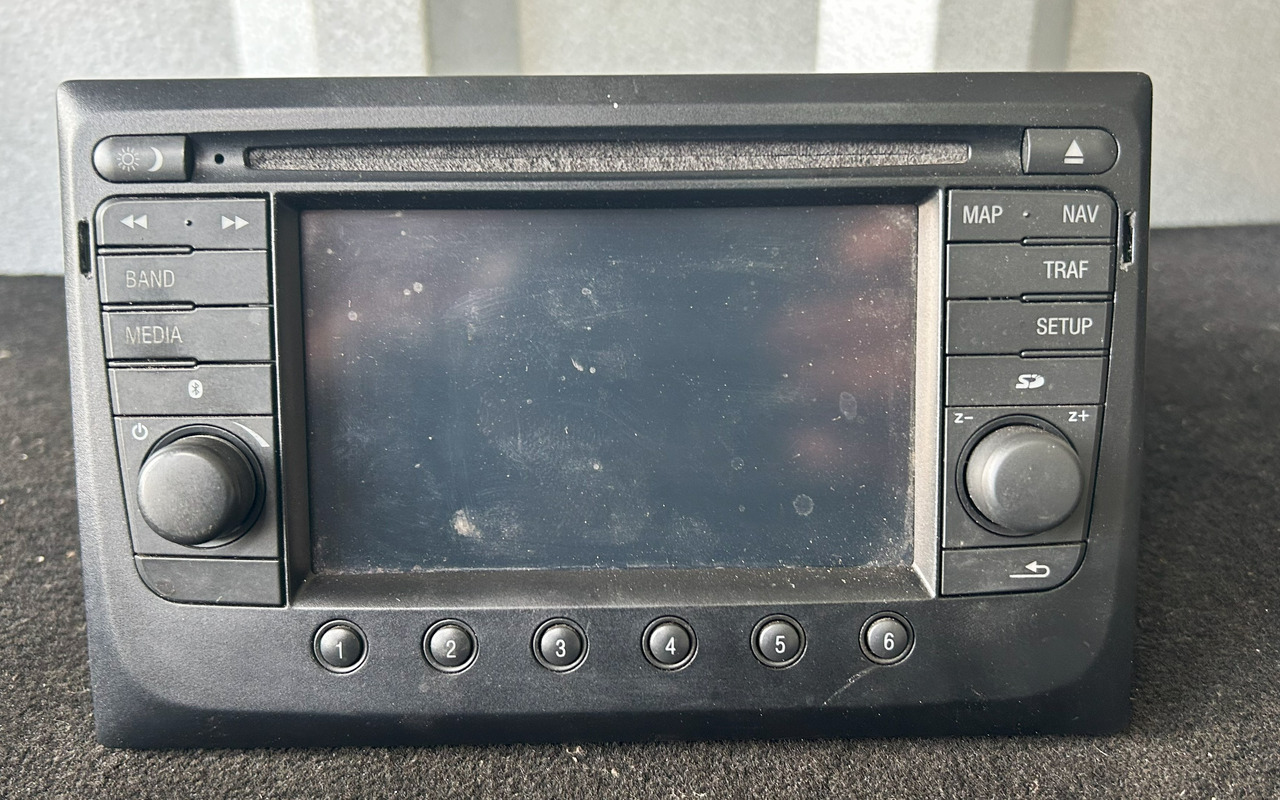 DAF XF 106 ORIGINAL RADIO + MOUNTING BOX - Pièce universelle: photos 1 DAF XF 106 ORIGINAL RADIO + MOUNTING BOX - Pièce universelle: photos 1