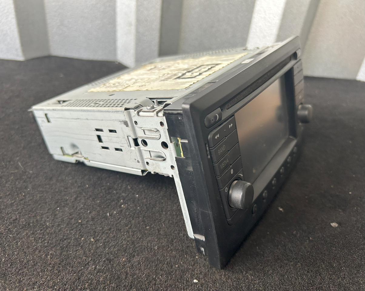 DAF XF 106 ORIGINAL RADIO + MOUNTING BOX - Pièce universelle: photos 4 DAF XF 106 ORIGINAL RADIO + MOUNTING BOX - Pièce universelle: photos 4