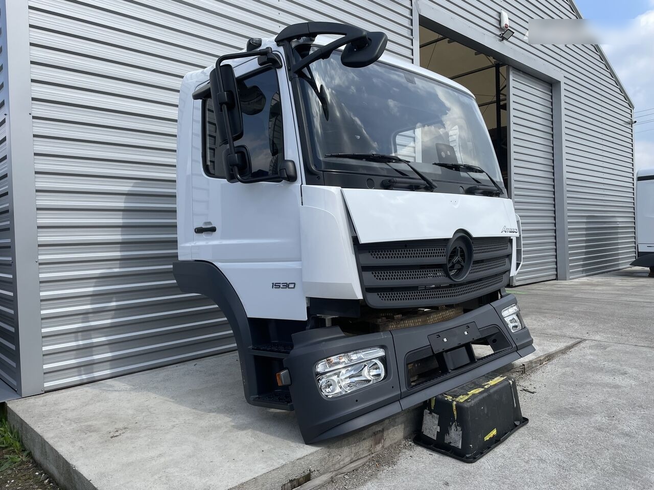 FRONT BUMPER COMPLETE EXTRA COST 800EU Mercedes-Benz ATEGO S-cab ClassicSpace, 2.30 m 2023 Mercedes-Benz ATEGO truck - Cabine pour Camion: photos 2 FRONT BUMPER COMPLETE EXTRA COST 800EU Mercedes-Benz ATEGO S-cab ClassicSpace, 2.30 m 2023 Mercedes-Benz ATEGO truck - Cabine pour Camion: photos 2