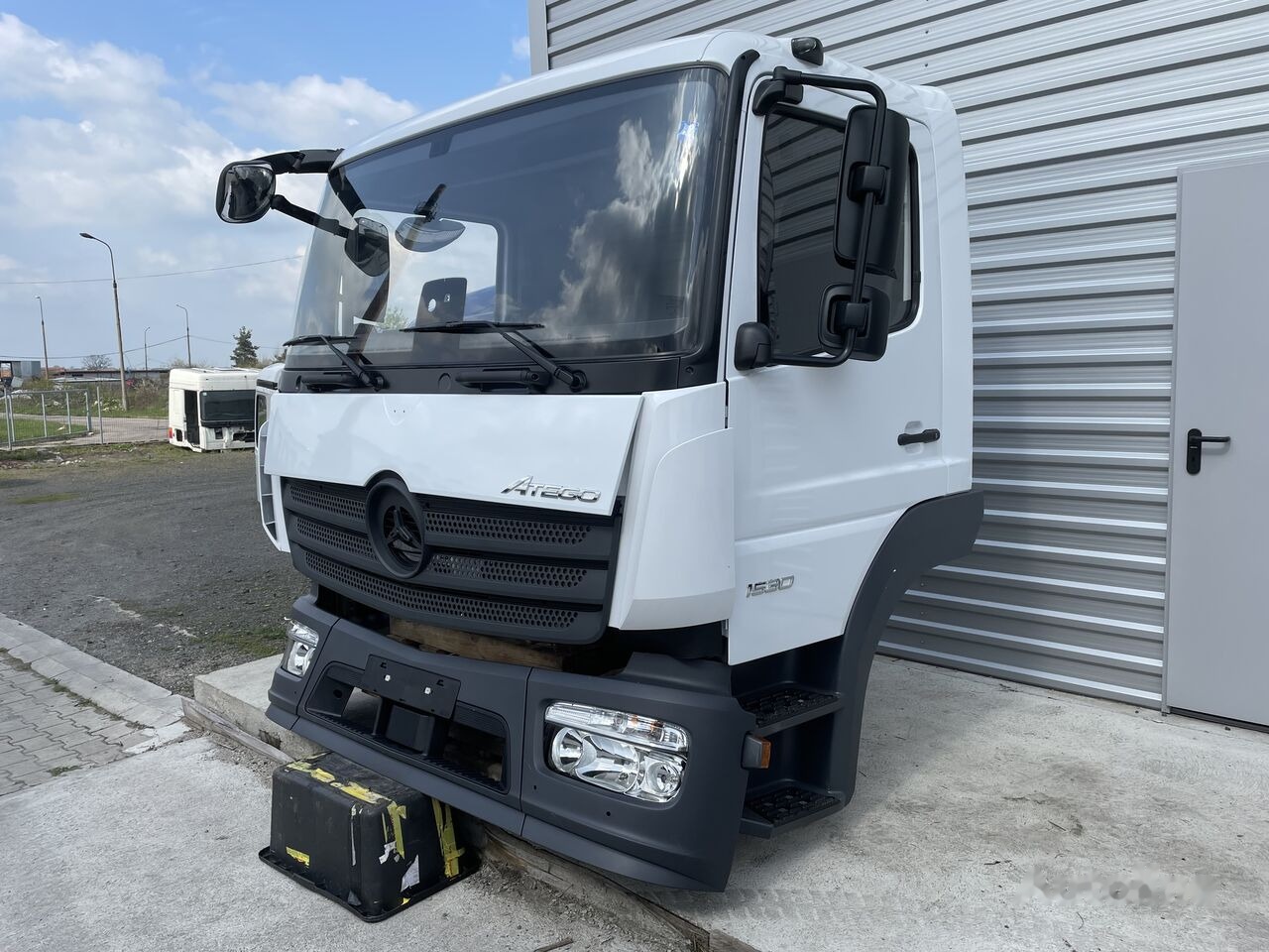 FRONT BUMPER COMPLETE EXTRA COST 800EU Mercedes-Benz ATEGO S-cab ClassicSpace, 2.30 m 2023 Mercedes-Benz ATEGO truck - Cabine pour Camion: photos 4 FRONT BUMPER COMPLETE EXTRA COST 800EU Mercedes-Benz ATEGO S-cab ClassicSpace, 2.30 m 2023 Mercedes-Benz ATEGO truck - Cabine pour Camion: photos 4